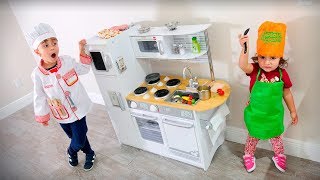 MARCOS E LAURA FINGEM SER COZINHEIROS NA COZINHA DE BRINQUEDO  Família Brancoala [upl. by Leoy]