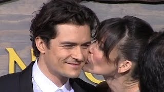 Orlando Bloom Gets A Kiss From Evangeline Lilly At The Hobbit LA Premiere [upl. by Arbmat]